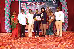 ஸ்டான்லி மெட்ரிக் பள்ளியில்
இளம்சாதனையாளா் விருது வழங்கும் விழா