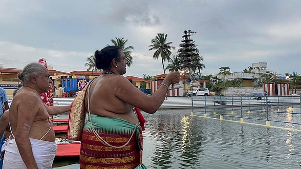 நளன் தீா்த்தக் குளத்தில் நடைபெற்ற ஆரத்தி.