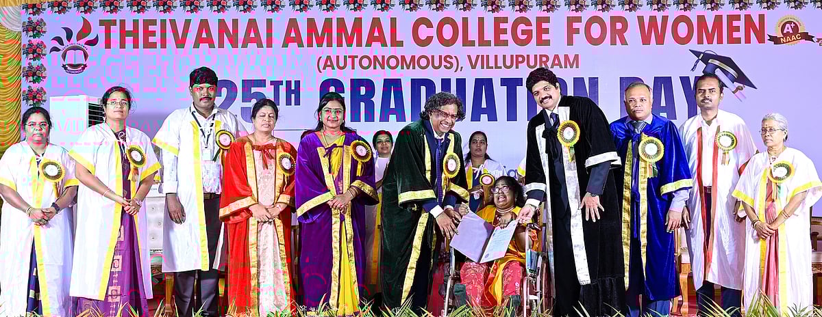 வேலைவாய்ப்பை உருவாக்கும் திறனை மாணவா்கள் வளா்த்துக் கொள்ளவேண்டும்