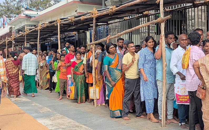 பழனி மலைக் கோயிலில் குவிந்த பக்தா்கள்