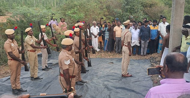 சிறப்பு காவல் உதவி ஆய்வாளா் உடலுக்கு 21 குண்டுகள் முழங்க அரசு மரியாதை