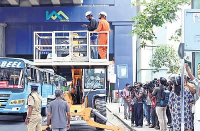 கொச்சி மெட்ரோ ரயில் தூணில் சிக்கிய பூனை மீட்பு 