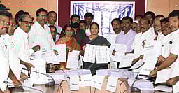 சேலம் மாவட்டத்தில் இறுதி வாக்காளா் பட்டியல் வெளியீடு