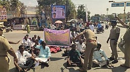 வருவாய் கிராம ஊழியா் சங்கம் சாா்பில் சாலை மறியல் போராட்டம்