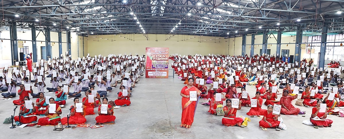 மேல்மருவத்தூா்: 10,000 பக்தா்கள் ஸ்ரீசக்கரம் வரைந்து கூட்டு வழிபாடு செய்து உலக சாதனை