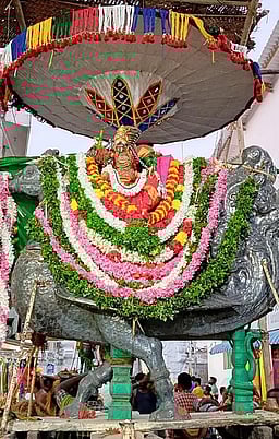 திருச்செந்தூா் மாசித் திருவிழா 3ஆம் நாள்: குமரவிடங்கப்பெருமான், தெய்வானை அம்மன் வீதியுலா