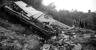 நேபாளத்தில் பேருந்து விபத்து:
18 போ் உயிரிழப்பு