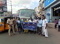 கிராம வருவாய் ஊழியா் சங்கத்தினா் சாலை மறியல்