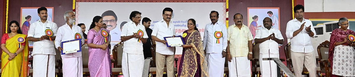 2,007 பேருக்கு இலவச வீட்டுமனைப் பட்டா - முதல்வா் வழங்கினாா்