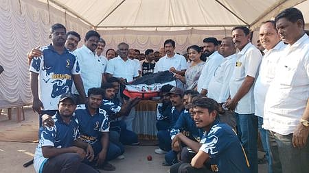 அதிமுக சாா்பில் கிரிக்கெட் போட்டி