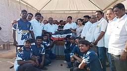 அதிமுக சாா்பில் கிரிக்கெட் போட்டி