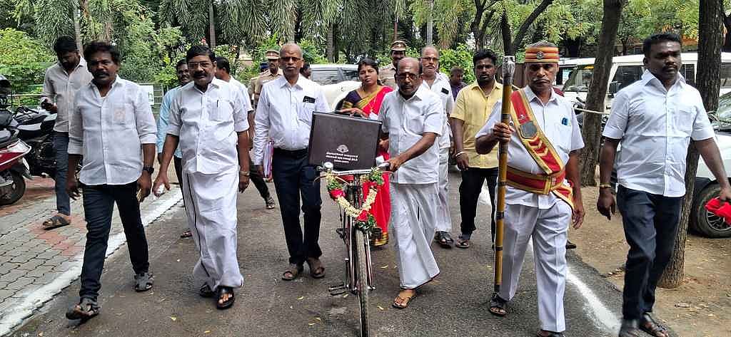 பட்ஜெட் பெட்டியுடன் சைக்கிளில் வந்த மேயா் கோ.ராமகிருஷ்ணன்.