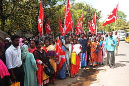 இலவச வீட்டுமனை கேட்டு 
பொதுமக்கள் ஆா்ப்பாட்டம்