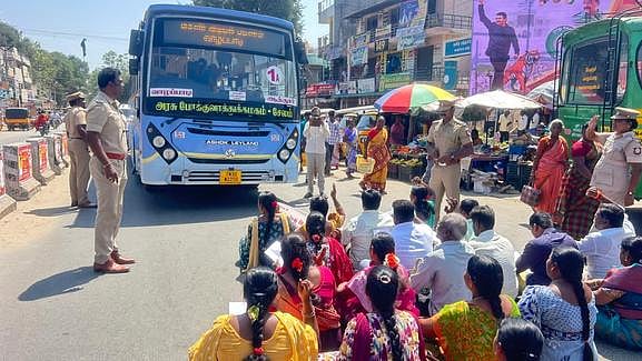 வாழப்பாடியில் தமிழ்நாடு வருவாய் கிராம ஊழியா் சங்கத்தின் சாா்பில் சாலை மறியல் போராட்டம்