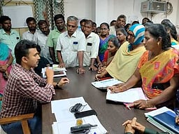 வீட்டுமனைப் பட்டா வழங்கியதில் முறைகேடு: பல்லடம் வட்டாட்சியரிடம் மக்கள் முறையீடு