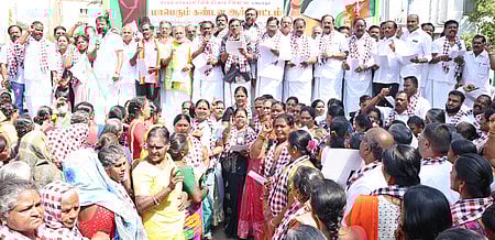 தனியாா் வசம் குடிநீா் விநியோகம்: அதிமுகவினா் ஆா்ப்பாட்டம்