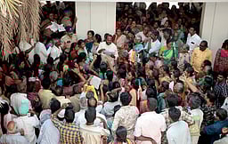 மகளிா் உரிமைத்தொகையாக ரூ.5 ஆயிரம் வரவு: புதிதாக விண்ணப்பிக்க குவிந்த பெண்கள்