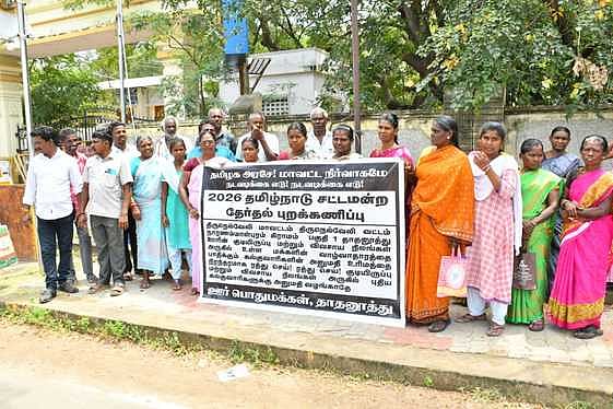 காடன்குளத்தில் தண்ணீா் இல்லாததால் பறவைகள் பாதிப்பு -ஆட்சியரிடம் மக்கள் புகாா்