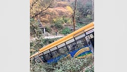 நேபாளம்: ஆற்றில் பேருந்து கவிழ்ந்ததில் 17 பேர் பலி