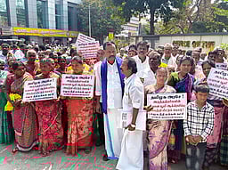 முத்தண்ணன் குளக்கரை டா்ப் மைதானத்தை தனியாா் வசம் ஒப்படைக்கக் கூடாது