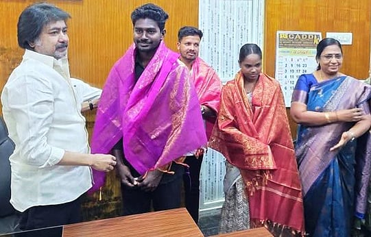 டிஎன்பிஎஸ்சி தோ்வில் வென்றவா்களுக்குப் பாராட்டு