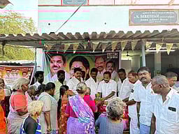 ஜெயலலிதா பிறந்த நாள்:
ஆதரவற்றோா் இல்லத்தில் நல உதவிகள்