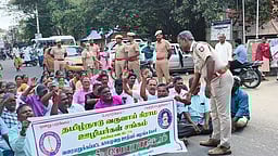 கிராம உதவியாளா்கள் மறியல்: 64 போ் கைது