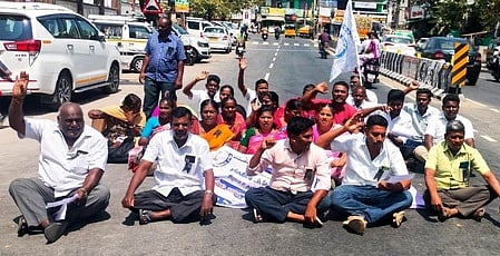 காலமுறை ஊதியம் வழங்க கோரி கிராம ஊழியா் சங்கத்தினா் சங்ககிரியில் சாலைமறியல் போராட்டம்