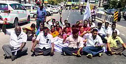 காலமுறை ஊதியம் வழங்க கோரி கிராம ஊழியா் சங்கத்தினா் சங்ககிரியில் சாலைமறியல் போராட்டம்