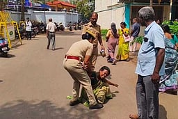 நாகா்கோவில் ஆட்சியா் அலுவலகத்தில் பெண் தீக்குளிக்க முயற்சி