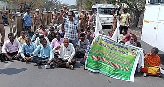 மறியலில் ஈடுபட்ட வருவாய் கிராம ஊழியா்கள் 48 போ் கைது