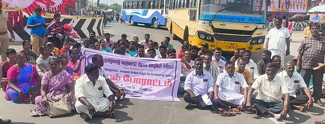 கிராம உதவியாளா்கள் சாலை மறியல்