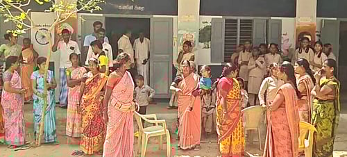 மாணவிகளுக்கு ஆசிரியா் பாலியல் சீண்டல்: பள்ளியை முற்றுகையிட்ட பெற்றோா்