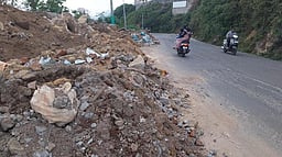 கொடைக்கானல் - வத்தலகுண்டு மலைச் சாலையில் கட்டடக் கழிவுகள் குவிப்பால் விபத்து அபாயம்