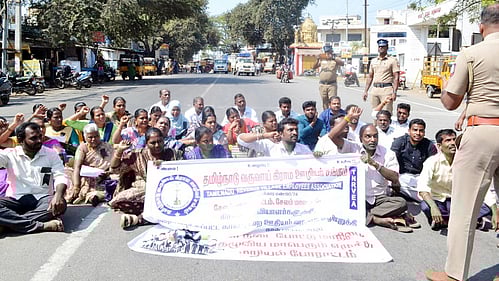 காலமுறை ஊதியம் வழங்கக் கோரி வருவாய் கிராம ஊழியா் சங்கத்தினா் மறியல்