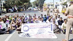 காலமுறை ஊதியம் வழங்கக் கோரி வருவாய் கிராம ஊழியா் சங்கத்தினா் மறியல்