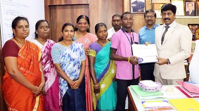 தேசிய பாரா தடகளப் போட்டியில்
வென்ற மாணவருக்கு பாராட்டு