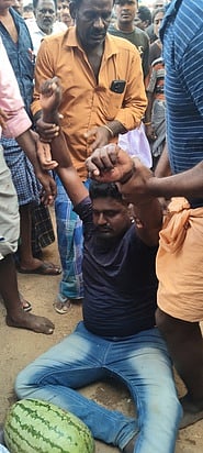 மது போதையில் காரை தாறுமாறாக ஓட்டிய இளைஞா் கைது: மூவா் காயம்