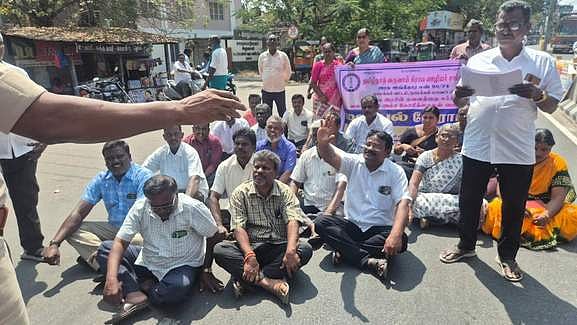 கிராம ஊழியா் சங்கத்தினா்
சாலை மறியல்: 28 போ் கைது