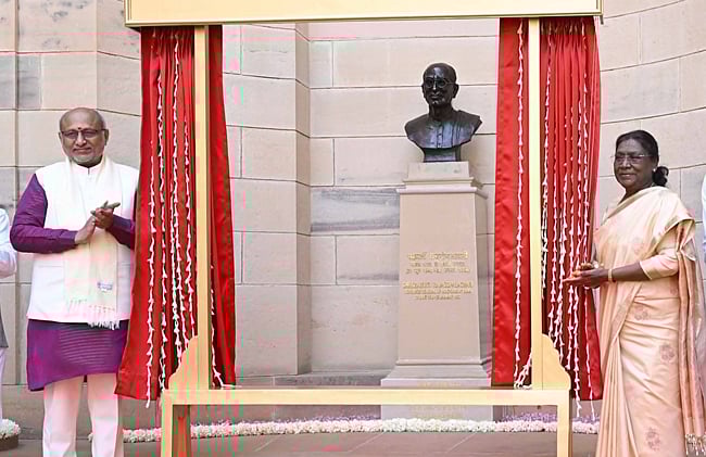 குடியரசுத் தலைவர் மாளிகையில் ராஜாஜி சிலை திறப்பு!