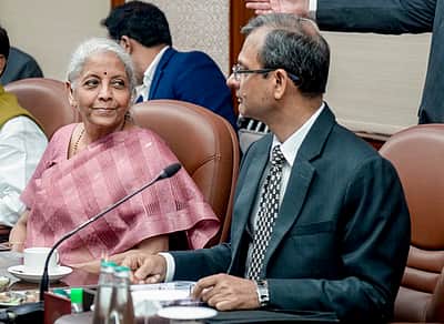 கட்டாய காப்பீடு விற்பனை:
வங்கிகளுக்கு நிதியமைச்சா் எச்சரிக்கை