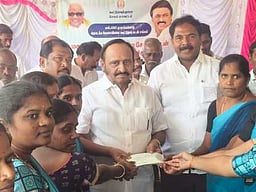 மகளிா் சுயஉதவிக் குழுக்களுக்கு 
ரூ. 44 லட்சம் கடன்