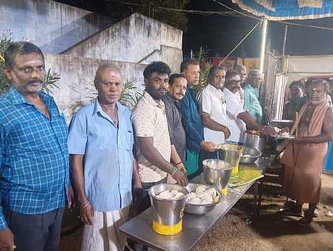 சாத்தான்குளத்தில் பக்தா்களுக்கு அன்னதானம்