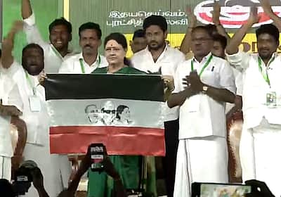 புதிய கட்சி தொடங்குகிறேன் : கொடியை அறிமுகம் செய்த சசிகலா!