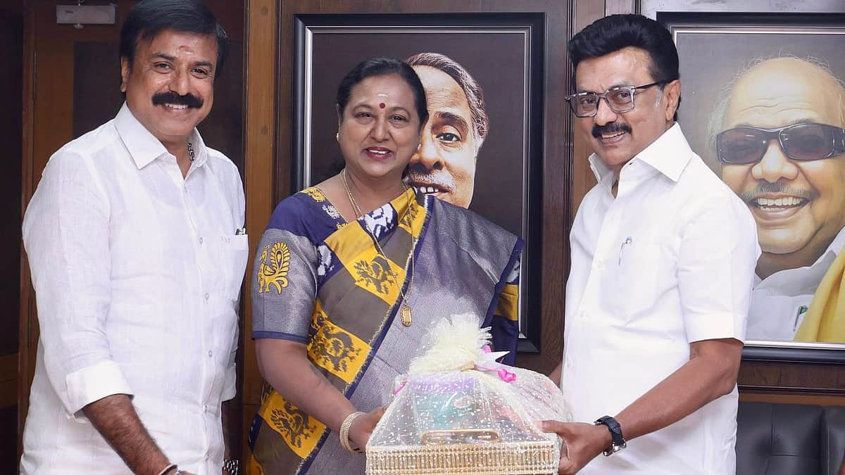  பழம் நழுவி பாலில் விழுந்தது!