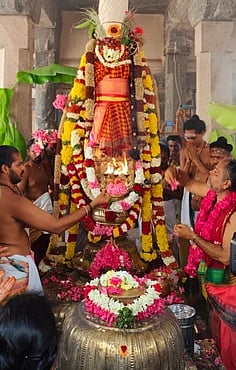 திருமுருகன்பூண்டி திருமுருகநாத சுவாமி கோயில் தோ்த் திருவிழா:
கொடியேற்றத்துடன் தொடக்கம்