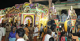 மாசித் திருவிழா: பூச்சொறிதல்
ரதத்தில் மாரியம்மன் ஊா்வலம்