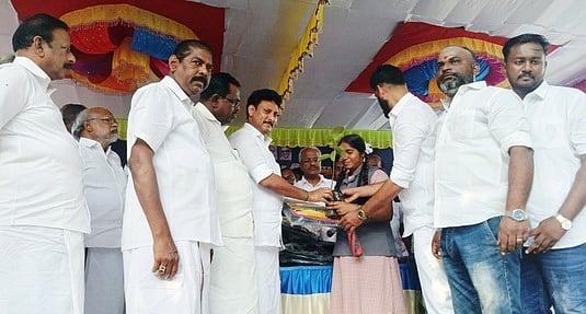 மாணவா்கள் தங்களது தனித்திறன்களை வெளிப்படுத்த தயங்கக் கூடாது