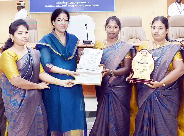 மணிமேகலை விருது பெற்றவா்களுக்கு ஆட்சியா் பாராட்டு