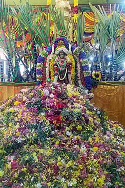 முத்துமாரியம்மன் கோயிலில் பூச்சொரிதல் விழா